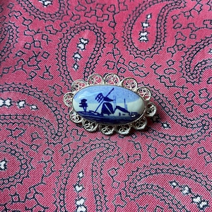 Vintage silver filigree Delft brooch featuring a typical Dutch scene.