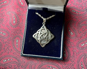 Colgante de nudo celta vintage en plata de ley.