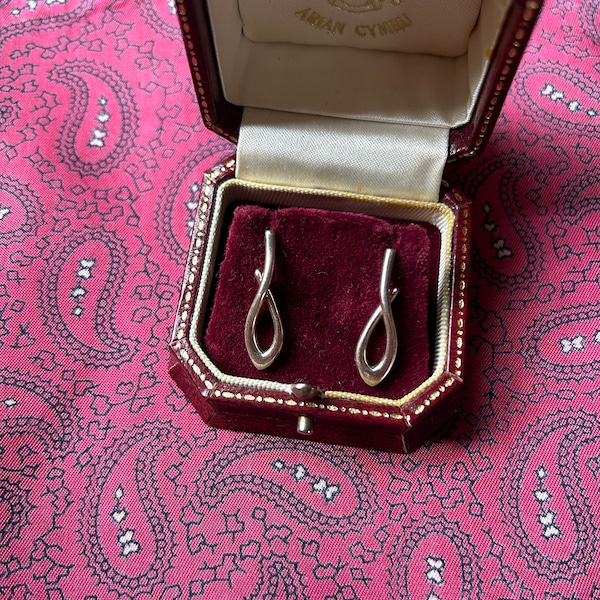 Pair of vintage silver drop earrings in a beautiful contemporary design.