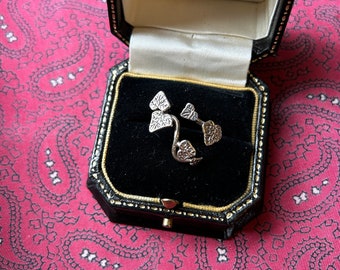 Striking vintage silver artisan ring with leaf motifs. Size N.5. Weight 2.55g.