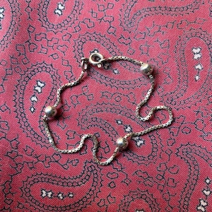 Vintage sterling silver cable chain bracelet with silver beads. 2.12g.