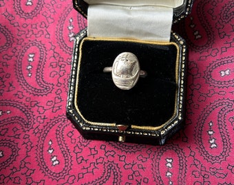 Precioso anillo vintage de plata con diseño de barco vikingo. Talla O. Peso 3,05g