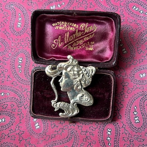 Vintage 1990er Jahre silberne Göttinnen Brosche im Jugendstil.
