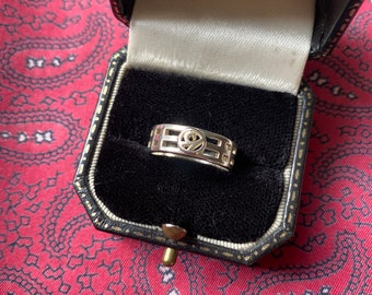 Beautiful vintage silver ring in the style of Charles Rennie Mackintosh. Size M.5. Weight 3.87g.