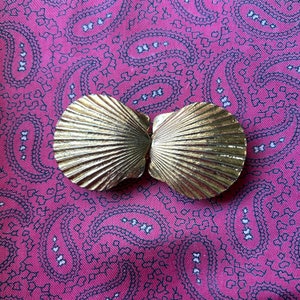 Striking vintage 1970s gold tone sea shell belt buckle by Mimi Di Niscemi.