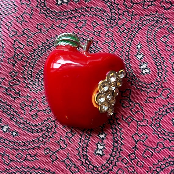Épingle Vintage Bigiotteria En Forme De Pomme Avec Cristallino - Bijou D'Occasion Rétro