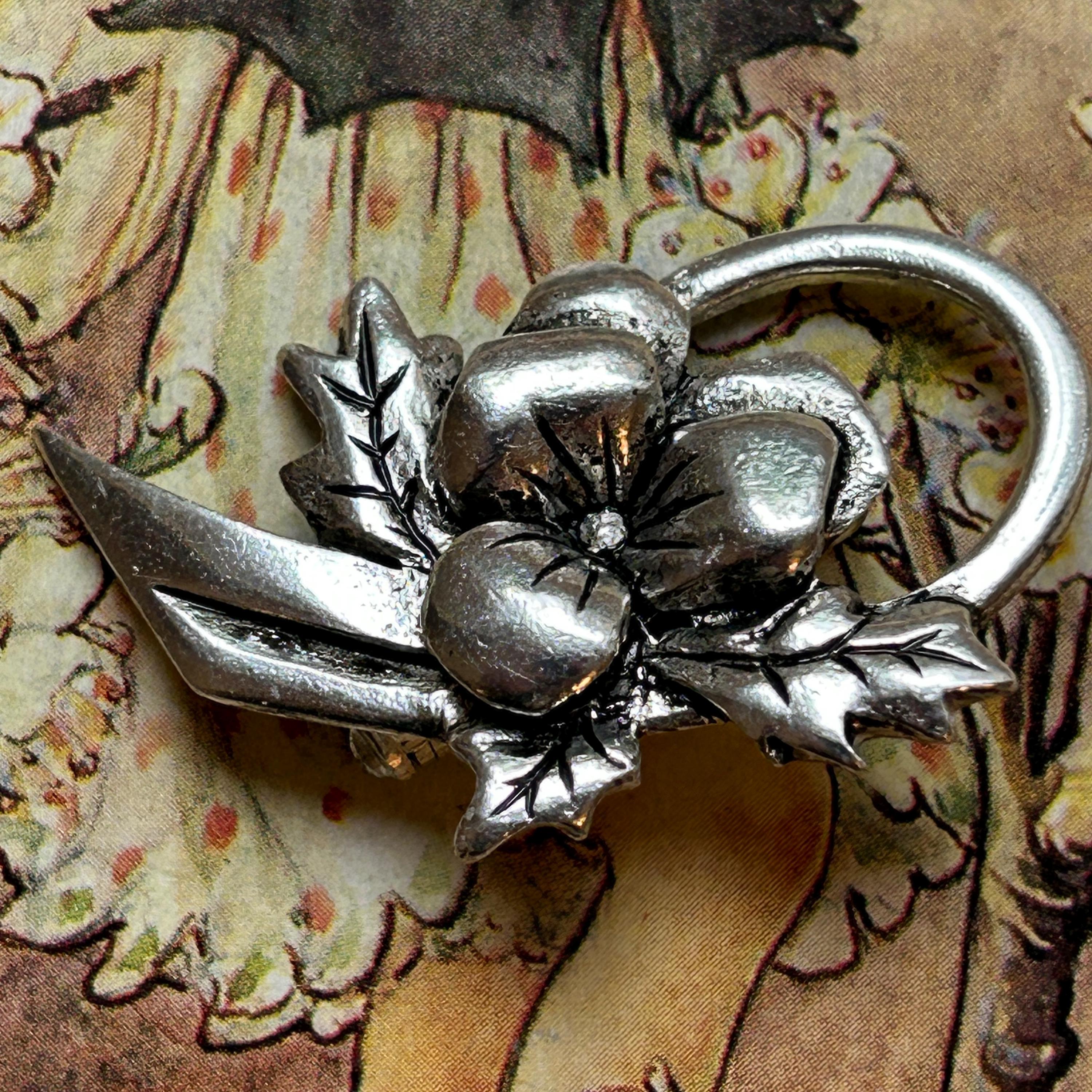 Silver Scenes による花柄の美しいビンテージ ピューター ブローチ