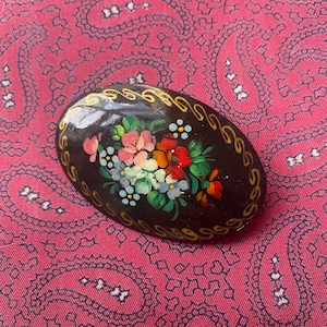 Vintage handbemalte und signierte russische lackierte ovale Blumenbrosche.