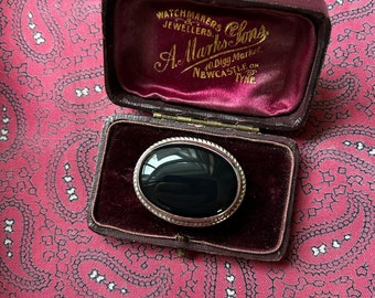 Vintage 1980s silver and onyx cabochon brooch.