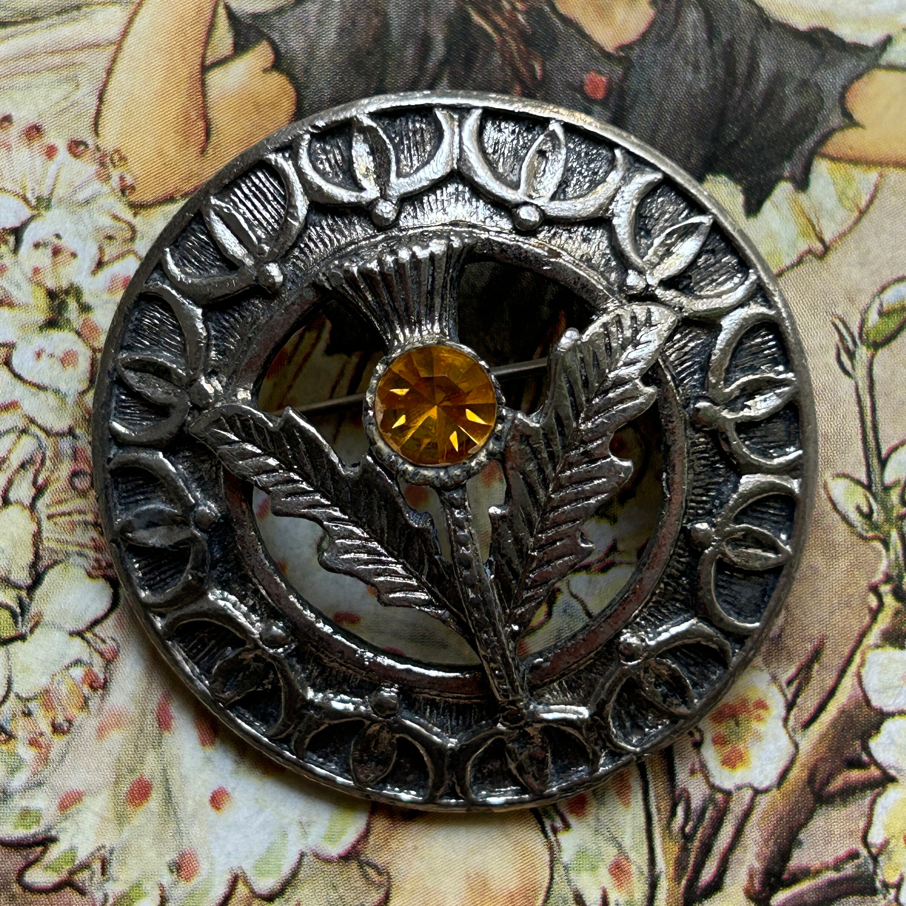 Spilla vintage in argento con un bellissimo motivo a