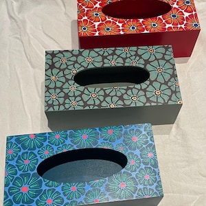 Taschentuchbox aus Holz, bemalt mit Blumenmuster