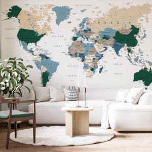 Grande décoration murale représentant une carte du monde dans des tons vert sauge et neutres | Papier peint carte politique détaillée pour décoration d'intérieur moderne