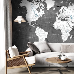 Monochrome Weltkarte Wallpaper | Industrielles dunkles Stein Wandbild | Schälen und aufkleben oder traditionell | Modernes Büro oder Loft Dekor