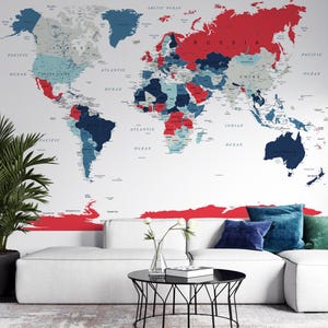 Modern wereldkaartbehang | Rode en blauwe tinten | Peel-and-Stick of traditioneel | Muurschildering studeerkamer, kantoor of woonkamer