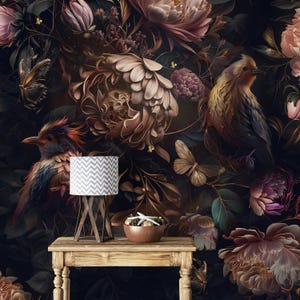 Carta da parati di lusso con uccelli floreali scuri, murale con peonie rosa cipria e accenti dorati, staccabile e attaccabile, decorazione murale tradizionale rimovibile