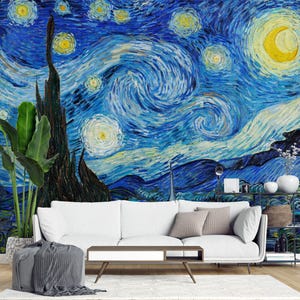 Puede incluir: Un sofá blanco con cojines grises se encuentra frente a un mural de pared que representa un cielo nocturno azul en espiral con estrellas amarillas y una luna creciente.
