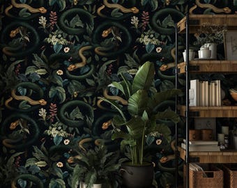 Puede incluir: Papel pintado con un patrón repetitivo de serpientes de color tostado y verde entrelazadas con follaje verde oscuro y pequeñas flores blancas y rosas sobre un fondo negro. Una planta en maceta y una estantería de madera se sitúan frente a la pared.