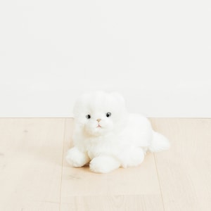 Small Handmade Stuffed Toy Kitten 20cm. White Synthetic fur, realistic and Very Soft for baby, children & adults – My kitten Oscar