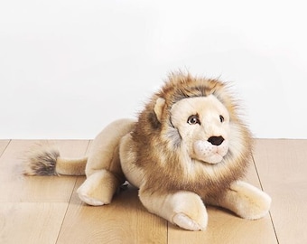 Kleine handgemaakte knuffel leeuw 40 cm. Synthetisch bont, realistisch en zeer zacht voor baby, kinderen en volwassenen – My Lion Melchior