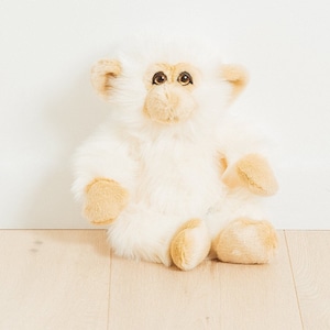 Scimmia media di peluche fatta a mano 35 cm. Pelliccia sintetica bianca, realistica e molto morbida per neonati, bambini e adulti – La mia scimmia Marcel