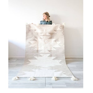 Handwoven Area Rug, Southwestern Area Rug, Neutral Rug, Aztec runner rug, Kilim, Living Room, Runner Rug, Beige modern modern rug, pompoms