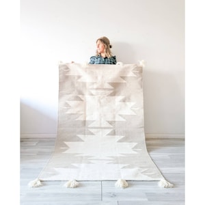 Handwoven Area Rug, Southwestern Area Rug, Neutral Rug, Aztec runner rug, Kilim, Living Room, Runner Rug, Beige modern modern rug, pompoms
