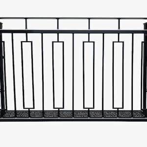 Op de afbeelding: Zwart metalen balkonhek met een geometrisch ontwerp. De balustrade heeft verticale staven met rechthoekige uitsparingen en een decoratief onderste gedeelte. De boven- en zijkanten hebben een eenvoudig, rechthoekig frame.