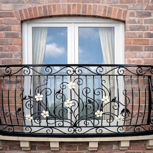 Balcón Julieta con revestimiento en polvo, balaustradas y barandillas. Número 17