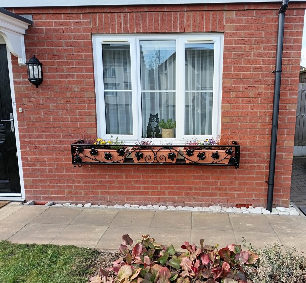 5 Fioriere In Metallo Da Appendere: L’Ideale Per Balcone, Finestra O Giardino!