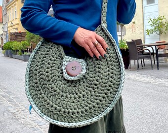 Bolso redondo tejido a crochet, bolso tote verde oliva, bolso circular hecho a mano, bolso tote hecho con algodón reciclado, bolso tejido a ganchillo con trapillo, regalo día de la madre