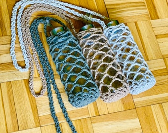 Porta borraccia all'uncinetto fatto a mano, filato di cotone riciclato, tracolla
