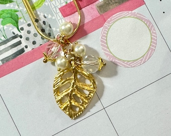 Clip para agenda Monstera: Charm colgante de hoja de oro y cuentas de perla