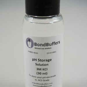 Peut inclure: Une bouteille en plastique transparente avec un bouchon noir, étiquetée "Bond Buffers" et contenant une solution de stockage du pH. L'étiquette indique également "Stirred not shaken", "3M KCI (30 ml)" et "To store your pH-electrode in. ACS Grade".