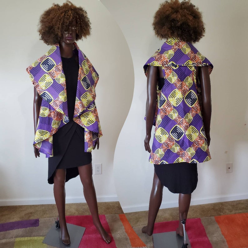 Pu&ograve; includere: Un gilet senza maniche con motivo viola e giallo con un colletto drappeggiato. Il gilet &egrave; realizzato in un tessuto morbido e leggero e ha una vestibilit&agrave; rilassata.