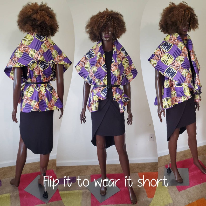 Pu&ograve; includere: Un avvolgimento con motivo viola e giallo con una cintura nera. L'avvolgimento pu&ograve; essere indossato lungo o corto. "Flip it to wear it short" &egrave; scritto sull'immagine.