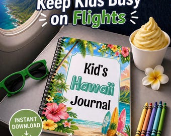 Op de afbeelding: Een spiraalgebonden "Kid's Hawaii Journal" met een tropische strandscène, surfplanken en de tekst "Keep Kids Busy on Flights". Inclusief groene zonnebril, kleurpotloden en een beker softijs. Een "Instant Download"-knop is ook zichtbaar.