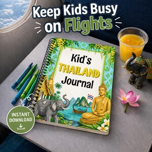 Puede incluir: Un diario de viaje Kid's Thailand Journal de espiral con una portada que muestra un Buda dorado, un elefante decorado, una barca y un templo. El texto dice Keep Kids Busy on Flights, Kid's THAILAND Journal e INSTANT DOWNLOAD.