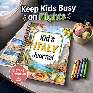 Puede incluir: Un "Kid's ITALY Journal" encuadernado en espiral con ilustraciones de monumentos y comida italianos, junto con una postal, crayones y una pequeña taza de helado. También se ve el texto "Keep Kids Busy on Flights" y "Instant Download".