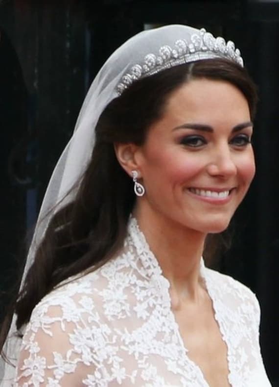 HM are selling a replica of Kate Middletons wedding dress for just 159   Irish Mirror Online