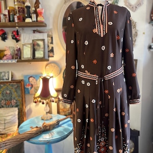 1970s Boho Floral Midi Dress / Daisy print Vintage Pleated Skirt Brown Dress