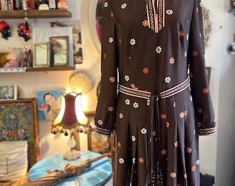 Vestido midi bohemio floral de los años 70 / Vestido marrón con falda plisada vintage y estampado de margaritas