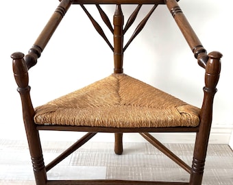 Dreieckiger Strickstuhl mit Korbsitz - Dreibeiniger Leseeckenstuhl - Flurstuhl - Strickstuhl