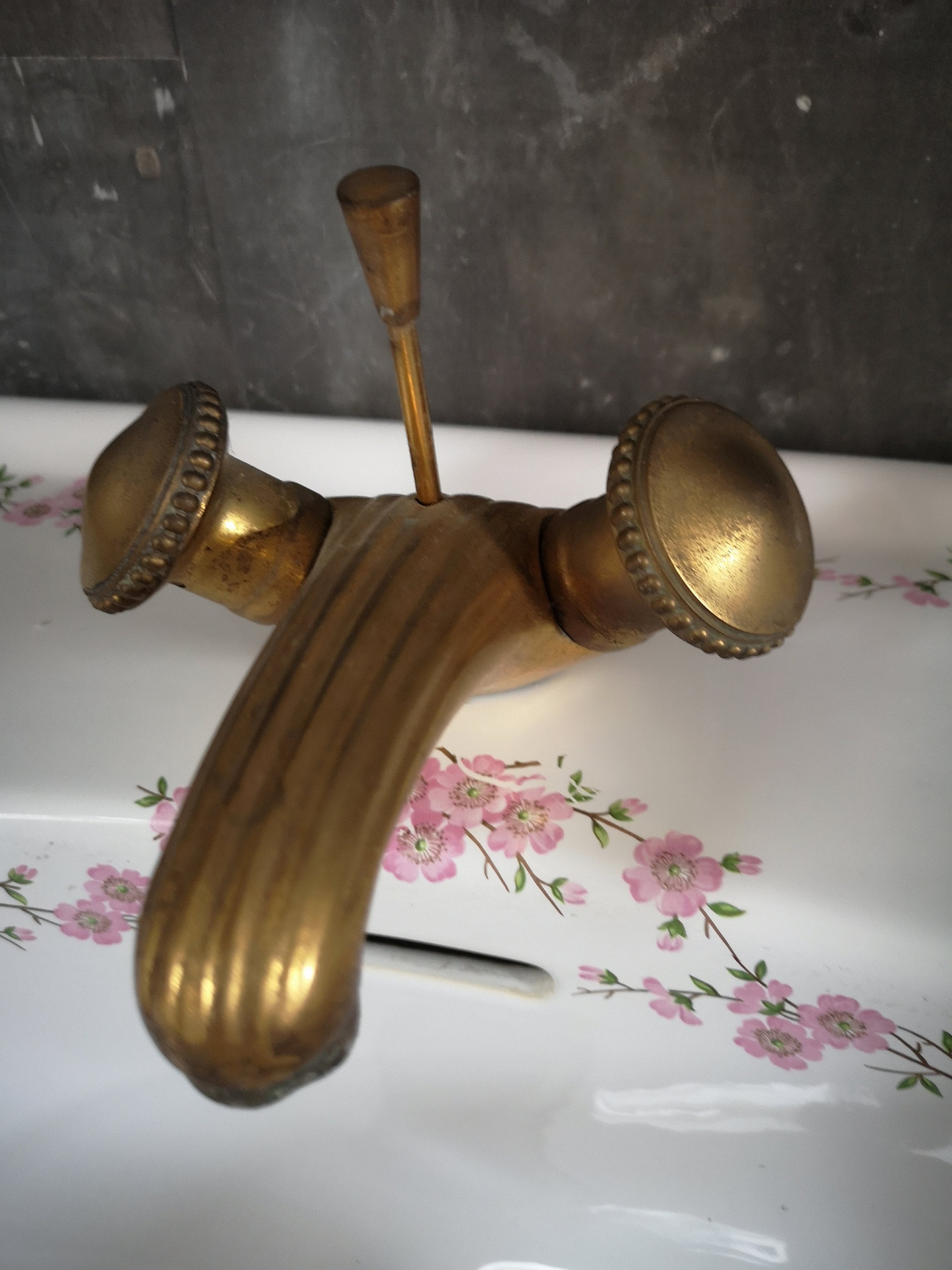 フランス製洗面器 ピンクと白 - 「Porcelaine De Paris」の刻印入り 