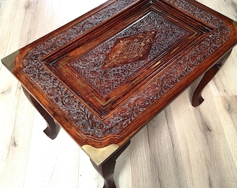 Geschnitzter Couchtisch im anglo-indischen Stil – Couchtisch oder Beistelltisch