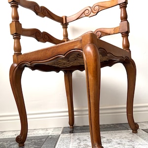 Sillón esquinero Luis XV de roble con asiento de mimbre - Sillón de recibidor - Sillón de tejer - Sillón auxiliar de dormitorio - Sillón de abuela