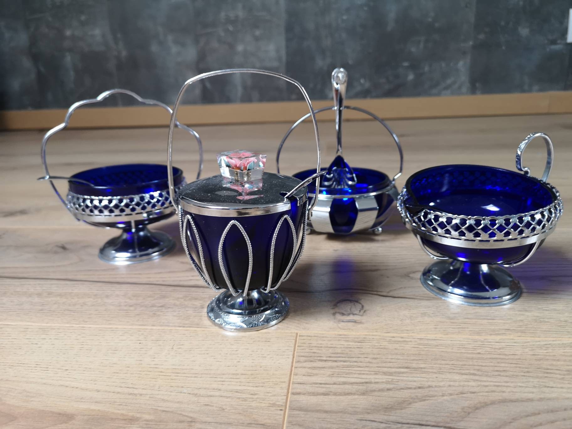 Sucriers et crémier en verre bleu cobalt - Sucrier chromé avec 3 cuillères à café - Ustensiles de service de style anglais - Lot de 4 bols