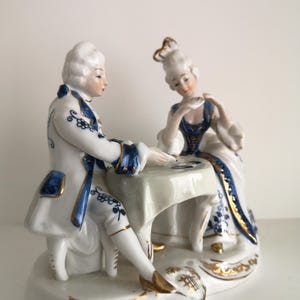 Vintage porseleinen beeldje – Blauw-wit met goud – Dame & Heer kaarten – Fijne Bone China – 1970s