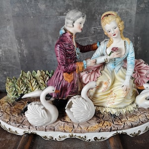 Figura di Coppia di Capodimonte - Scena di Coppia di Innamorati - Statuine Giardino con Cigni - Dipinto a Mano - Made Italy - Statuine in Porcellana con Vetrina