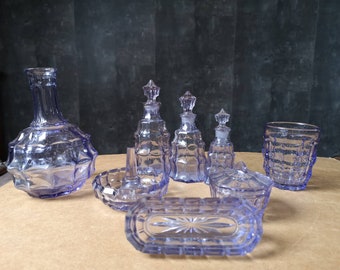 Art deco zsech Bohomein dressing table of 8 set - Purple Ribbed pressed glass - 3 perfume bottles - 4 trinkets - 1 carafe - Make up organizer