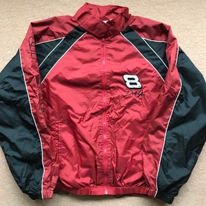 Puede incluir: Chaqueta cortavientos roja y negra con detalles blancos. La chaqueta tiene cierre de cremallera y un número 8 con el nombre "Dale Jr." bordado en la parte delantera.